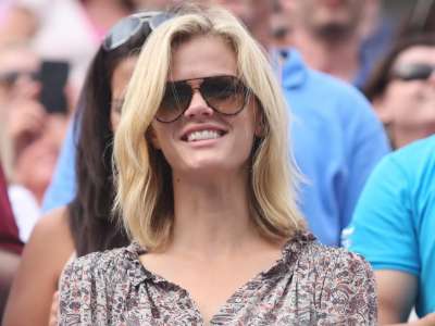 Brooklyn Decker Watching Tenis