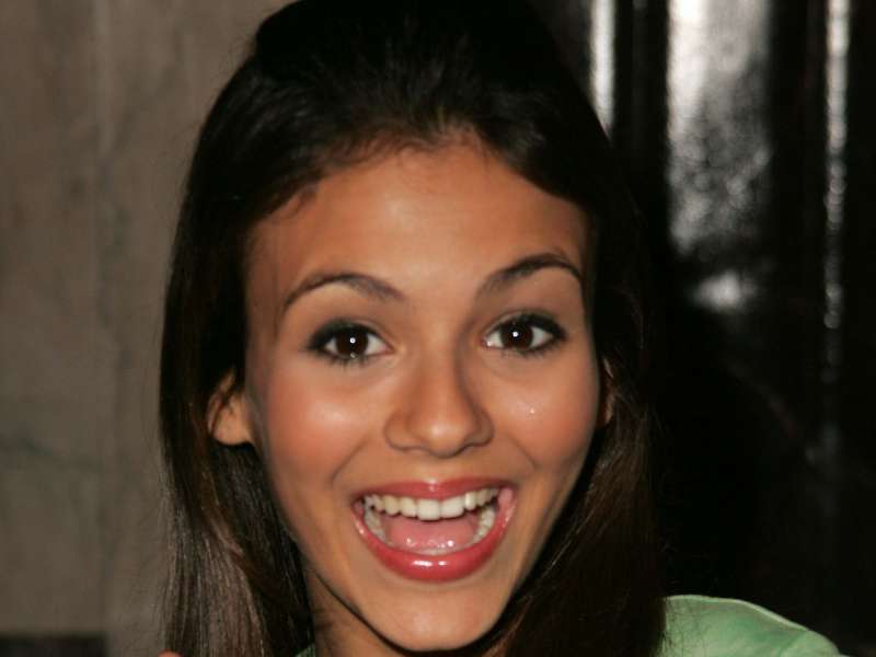 2 Victoria Justice Wallpaper