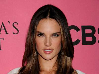 Alessandra Ambrosio At Vicotrias Sectret Show011