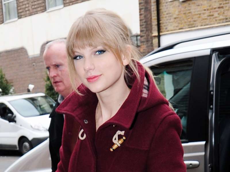 Taylor Swift Outside Her Hotel In London Wallpaper