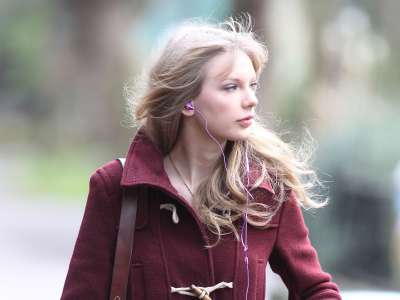 Taylor Swift Visiting The London ZOO