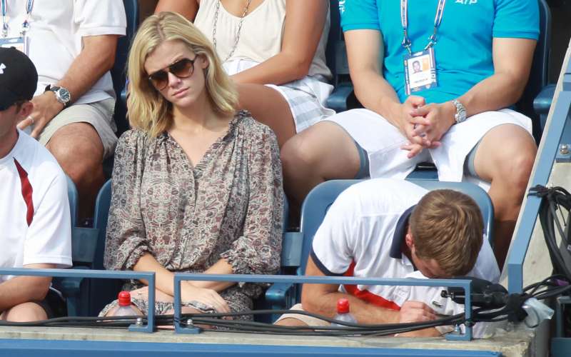 Brooklyn Decker Watching Tenis Wallpaper