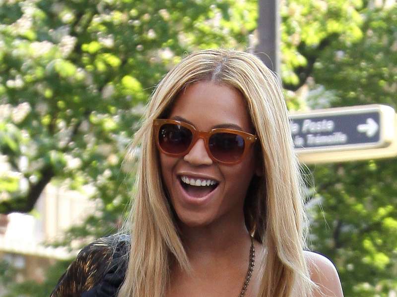 Beyonce Knowles In Paris Wallpaper