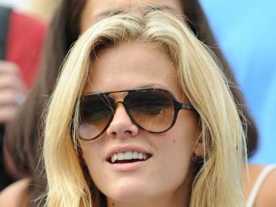 Brooklyn Decker Watching Tenis