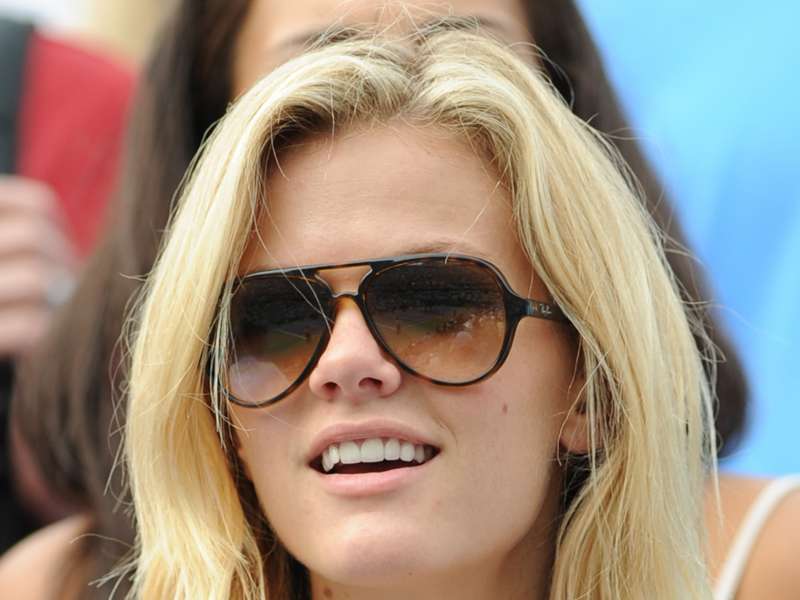 Brooklyn Decker Watching Tenis Wallpaper