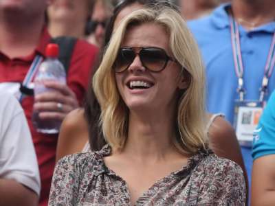 Brooklyn Decker Watching Tenis