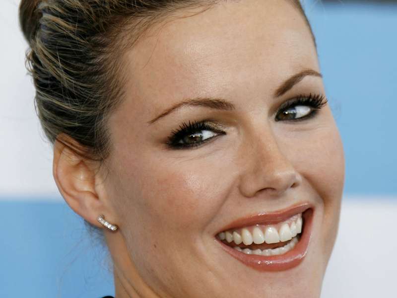 Kathleen Robertson Wallpaper