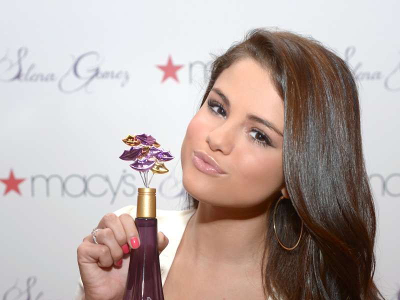 Selena Gomez At Macys In NYC Wallpaper