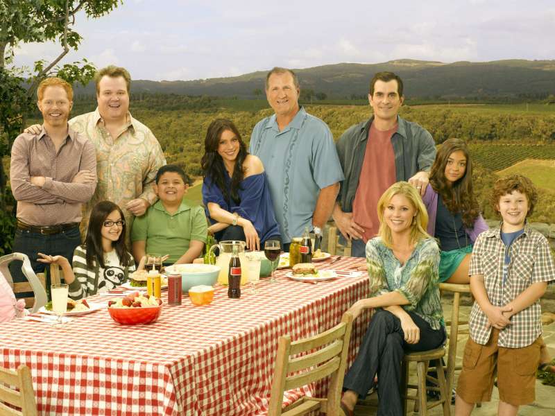 Modernfamilycast Wallpaper