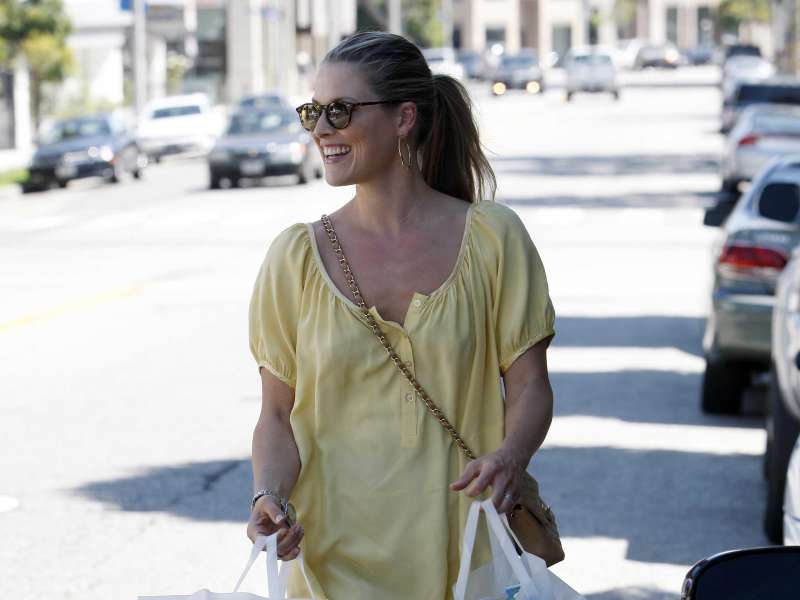 Ali Larter Shopping At Bel Bambino Wallpaper