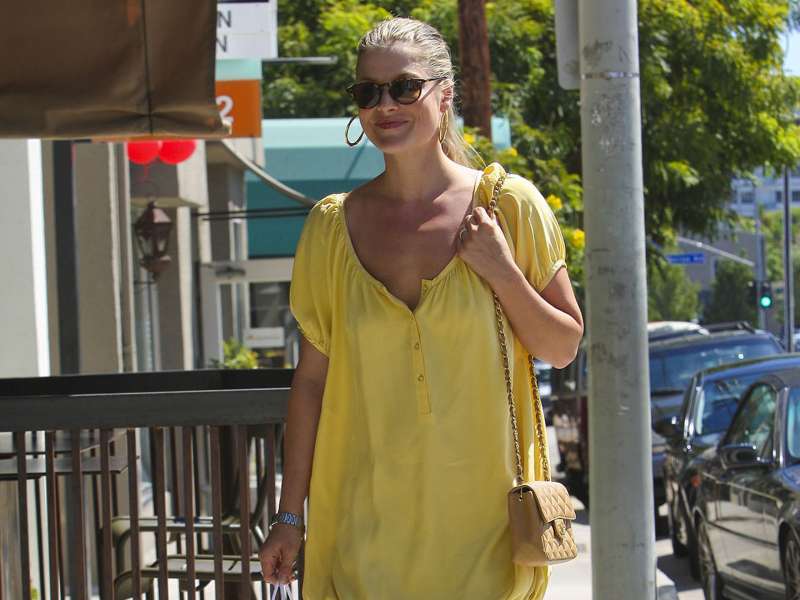 Ali Larter Shopping At Bel Bambino Wallpaper