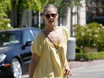 Ali Larter Shopping At Bel Bambino