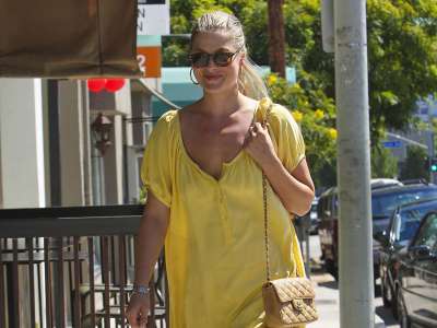 Ali Larter Shopping At Bel Bambino