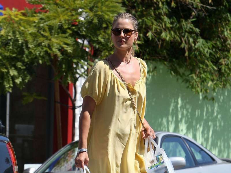 Ali Larter Shopping At Bel Bambino Wallpaper