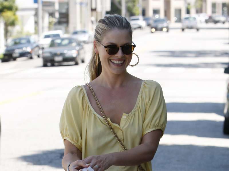 Ali Larter Shopping At Bel Bambino Wallpaper