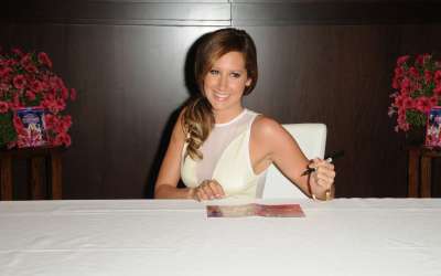 Ashley Tisdale Signing In Barnes And Nobles