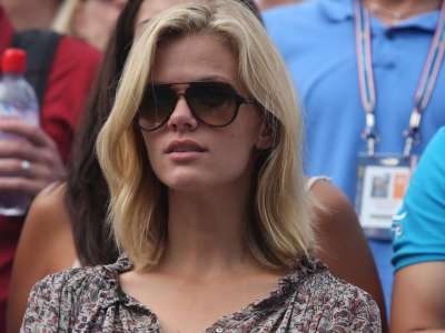 Brooklyn Decker Watching Tenis