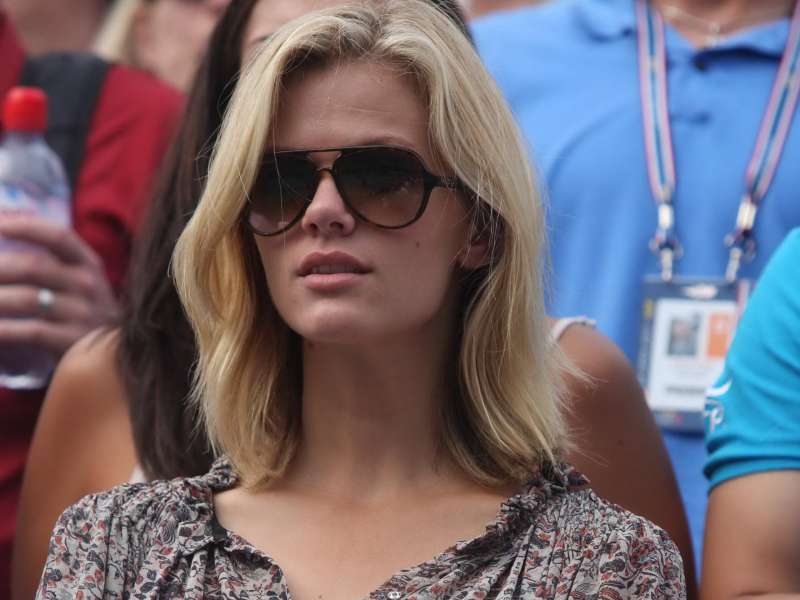 Brooklyn Decker Watching Tenis Wallpaper