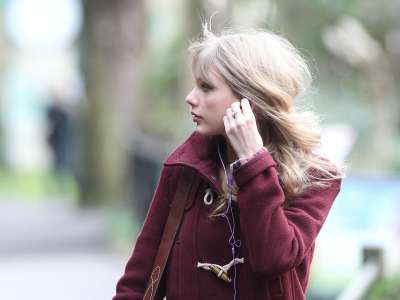 Taylor Swift Visiting The London ZOO