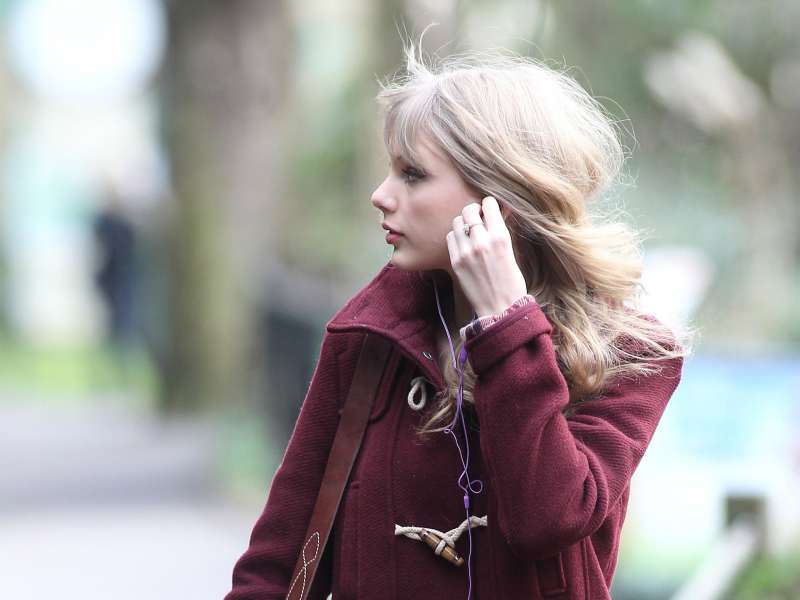 Taylor Swift Visiting The London ZOO Wallpaper