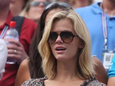 Brooklyn Decker Watching Tenis