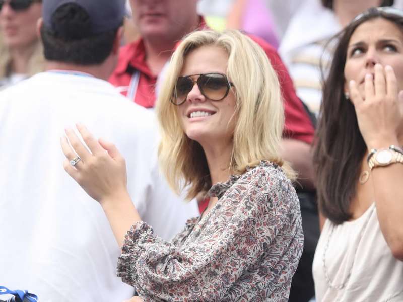 Brooklyn Decker Watching Tenis Wallpaper