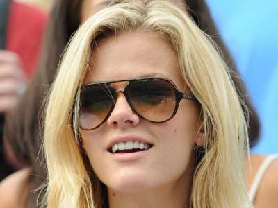 Brooklyn Decker Watching Tenis