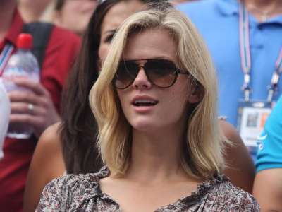 Brooklyn Decker Watching Tenis