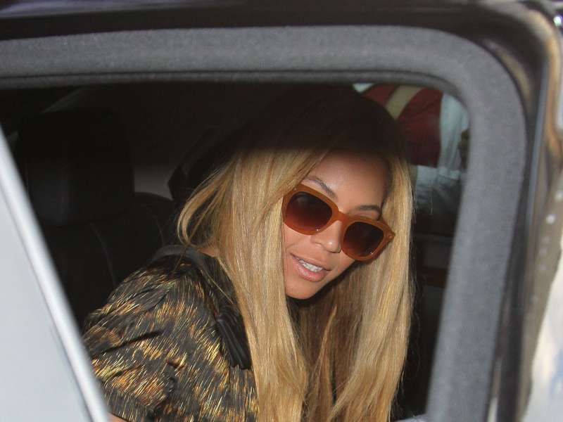 Beyonce Knowles In Paris Wallpaper