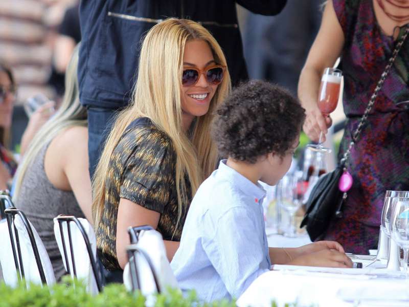 Beyonce Knowles In Paris Wallpaper