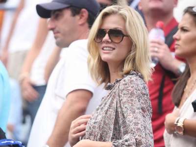 Brooklyn Decker Watching Tenis