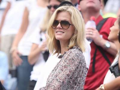 Brooklyn Decker Watching Tenis