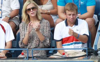 Brooklyn Decker Watching Tenis