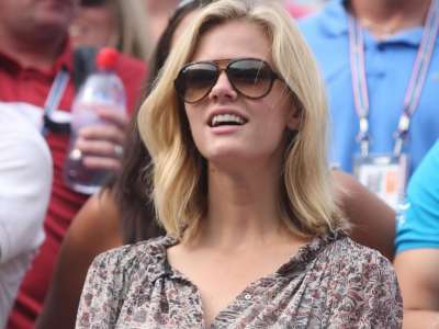 Brooklyn Decker Watching Tenis