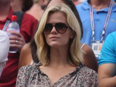 Brooklyn Decker Watching Tenis