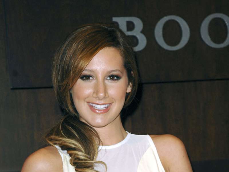 Ashley Tisdale Signing In Barnes And Nobles Wallpaper