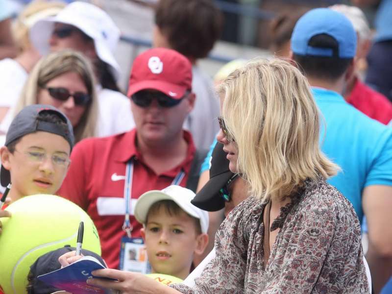 Brooklyn Decker Watching Tenis Wallpaper