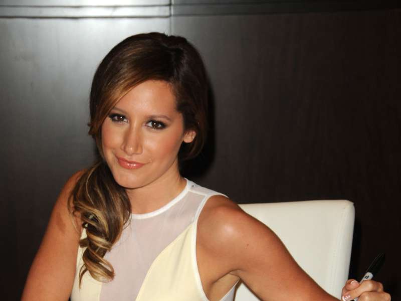 Ashley Tisdale Signing In Barnes And Nobles Wallpaper