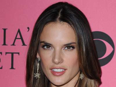 Alessandra Ambrosio At Vicotrias Sectret Show029