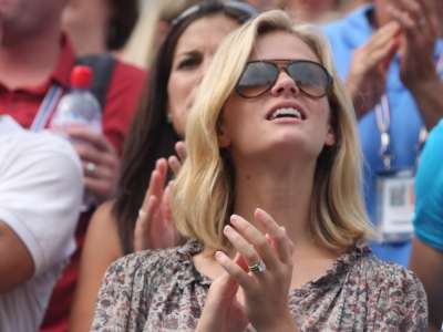 Brooklyn Decker Watching Tenis