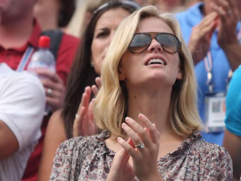 Brooklyn Decker Watching Tenis Wallpaper